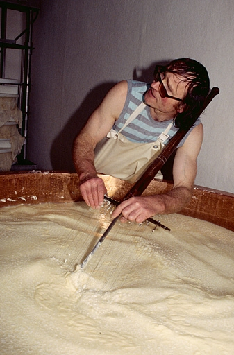Décaillage au tranche-caillé manuel. © Jérôme Mongreville / Région Bourgogne-Franche-Comté, Inventaire du patrimoine - 1995