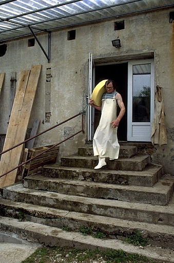 Transport d'un fromage dans la pièce d'affinage. © Jérôme Mongreville / Région Bourgogne-Franche-Comté, Inventaire du patrimoine - 1995
