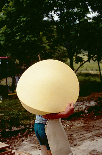 Transport d'un fromage dans la pièce d'affinage. © Jérôme Mongreville / Région Bourgogne-Franche-Comté, Inventaire du patrimoine - 1995