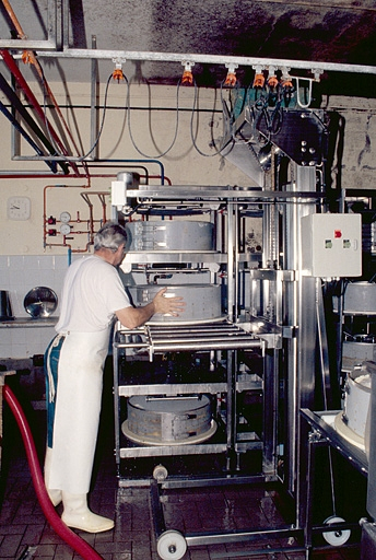 Mise en place d'un moule dans la presse hydraulique. © Jérôme Mongreville / Région Bourgogne-Franche-Comté, Inventaire du patrimoine - 1995
