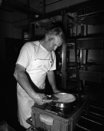 Préparation des ferments d'ensemencement (culture). © Jérôme Mongreville / Région Bourgogne-Franche-Comté, Inventaire du patrimoine - 1995