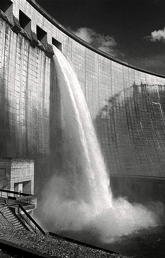 Evacuateur de crue ouvert, vu de trois quarts. Essai des évacuateurs de crue le 15 septembre 1995. © Jérôme Mongreville / Région Bourgogne-Franche-Comté, Inventaire du patrimoine - 1995 Evacuateur de crue ouvert, vu de trois quarts. Essai des évacuateurs de crue le 15 septembre 1995. © Jérôme Mongreville / Région Bourgogne-Franche-Comté, Inventaire du patrimoine - 1995