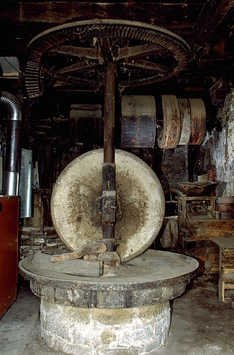 Atelier de fabrication. Au premier plan : meules et transmission. © Jérôme Mongreville / Région Bourgogne-Franche-Comté, Inventaire du patrimoine - 1995