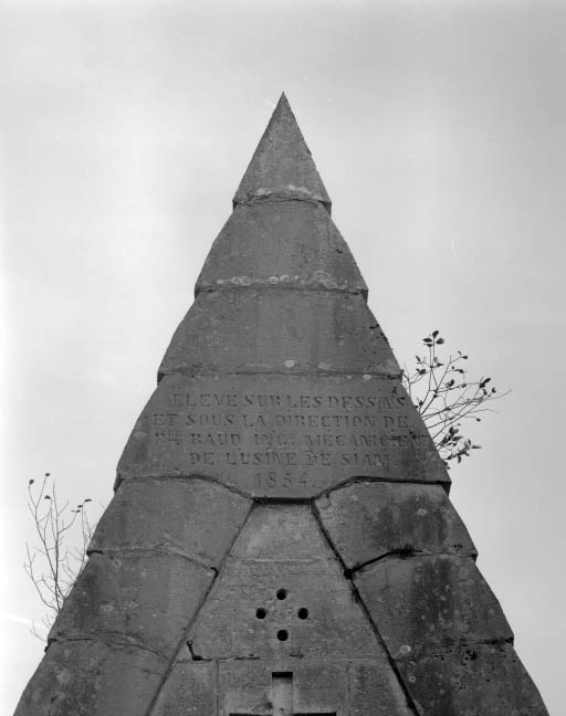 Tombeau d'Emmanuel Jobez : détail de l'inscription. © Yves Sancey / Région Bourgogne-Franche-Comté, Inventaire du patrimoine - 1995 Tombeau d'Emmanuel Jobez : détail de l'inscription. © Yves Sancey / Région Bourgogne-Franche-Comté, Inventaire du patrimoine - 1995