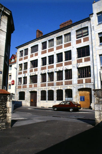 Façade antérieure : de trois quarts droit. © Jérôme Mongreville / Région Bourgogne-Franche-Comté, Inventaire du patrimoine - 1996