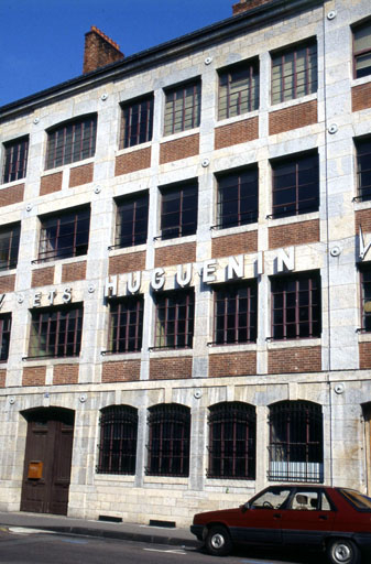 Façade antérieure : détail de la partie centrale. © Jérôme Mongreville / Région Bourgogne-Franche-Comté, Inventaire du patrimoine - 1996