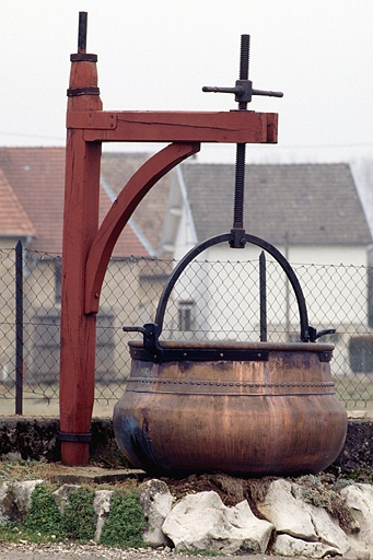 Potence et sa chaudière. © Jérôme Mongreville / Région Bourgogne-Franche-Comté, Inventaire du patrimoine - 1996