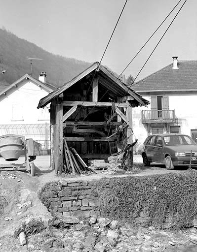 Vue d'ensemble du transporteur automatique par cable. Le local abrite un treuil permettant d'acheminer le lait, collecté sur le plateau, à la fromagerie du village. © Jérôme Mongreville / Région Bourgogne-Franche-Comté, Inventaire du patrimoine - 1996
