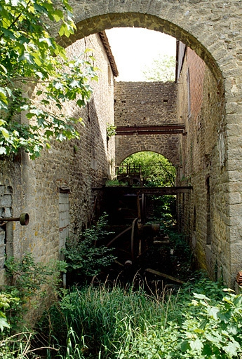 Bâtiment d'eau.Roues hydrauliques en ruine. © Jérôme Mongreville / Région Bourgogne-Franche-Comté, Inventaire du patrimoine - 1996