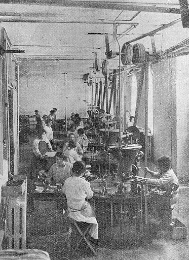 Pliage par machines automatiques des crèmes « Vache qui rit », milieu des années 1920. © Jérôme  Mongreville (reproduction) / Région Bourgogne-Franche-Comté, Inventaire du patrimoine - 1996