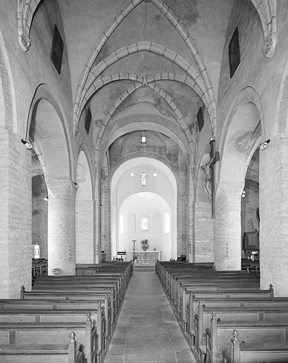 La nef de l'église, vue depuis l'entrée (vue verticale). © Yves Sancey / Région Bourgogne-Franche-Comté, Inventaire du patrimoine - 1996
