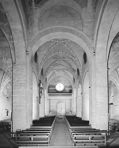 Le vaisseau central de l'église vu depuis la croisée du transept. © Yves Sancey / Région Bourgogne-Franche-Comté, Inventaire du patrimoine - 1996