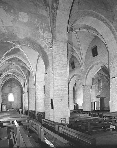 Elévation intérieure de l'église vue depuis le bras sud du transept. © Yves Sancey / Région Bourgogne-Franche-Comté, Inventaire du patrimoine - 1996