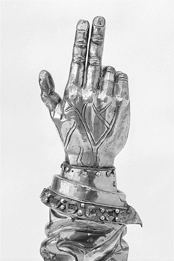 Détail : le revers de la main. © Yves Sancey / Région Bourgogne-Franche-Comté, Inventaire du patrimoine - 1996