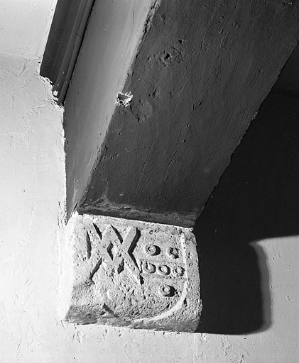 Armoiries sur un culot de l'ancienne chambre du prieur, actuellement sacristie. © Yves Sancey / Région Bourgogne-Franche-Comté, Inventaire du patrimoine - 1996