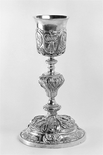 Le calice, vu du côté des têtes d'angelots sur le pied. © Yves Sancey / Région Bourgogne-Franche-Comté, Inventaire du patrimoine - 1996