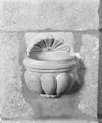 Bénitier encastré dans le choeur. © Yves Sancey / Région Bourgogne-Franche-Comté, Inventaire du patrimoine - 1996