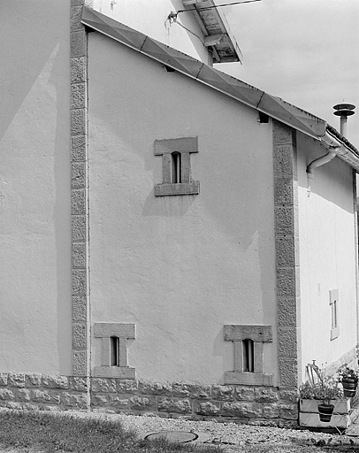 Ouvertures dans la partie abritant l'escalier. © Jérôme Mongreville / Région Bourgogne-Franche-Comté, Inventaire du patrimoine - 1996