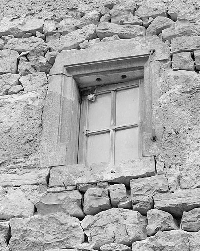 Détail d'une fenêtre sur la façade postérieure. © Jérôme Mongreville / Région Bourgogne-Franche-Comté, Inventaire du patrimoine - 1996