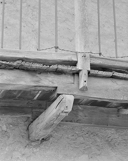 Détail du balcon de l'étage. © Jérôme Mongreville / Région Bourgogne-Franche-Comté, Inventaire du patrimoine - 1996