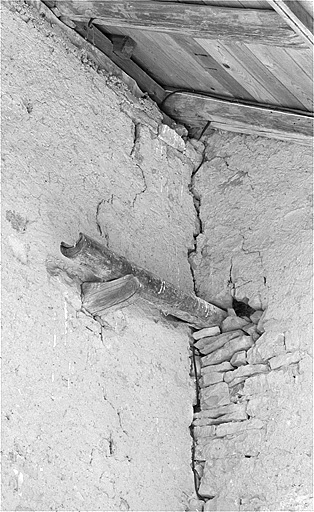 Chéneau amenant l'eau du toit à la citerne. © Jérôme Mongreville / Région Bourgogne-Franche-Comté, Inventaire du patrimoine - 1996