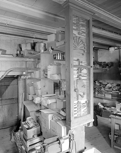 Vitrine de 1930 présentant les différents modèles de pipes. © Jérôme Mongreville / Région Bourgogne-Franche-Comté, Inventaire du patrimoine - 1996