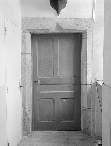Porte intérieure avec linteau en accolade. © Jérôme Mongreville / Région Bourgogne-Franche-Comté, Inventaire du patrimoine - 1996