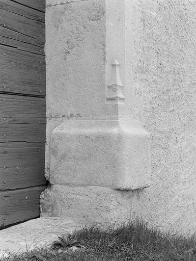 Détail d'un piédroit de la porte de la grange haute. © Jérôme Mongreville / Région Bourgogne-Franche-Comté, Inventaire du patrimoine - 1996