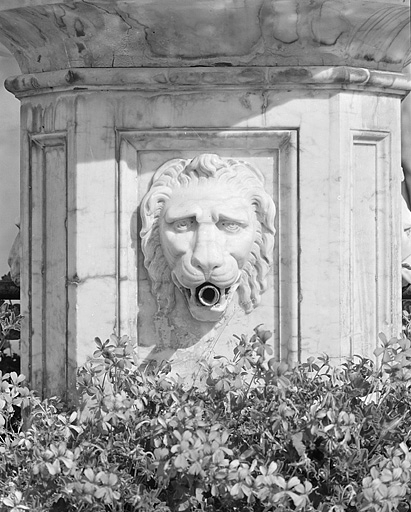 Tête de lion sur la colonne en marbre. © Jérôme Mongreville / Région Bourgogne-Franche-Comté, Inventaire du patrimoine - 1996