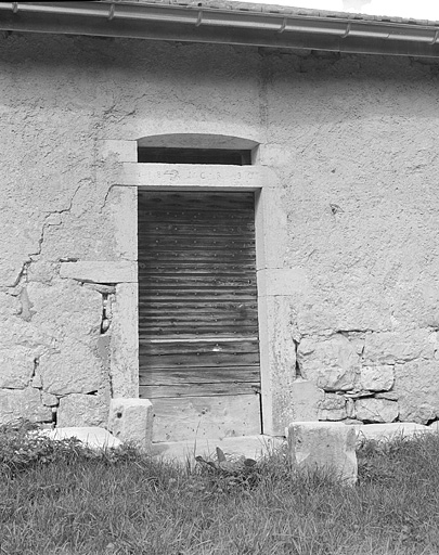 Porte du logis sur la façade antérieure. © Jérôme Mongreville / Région Bourgogne-Franche-Comté, Inventaire du patrimoine - 1996