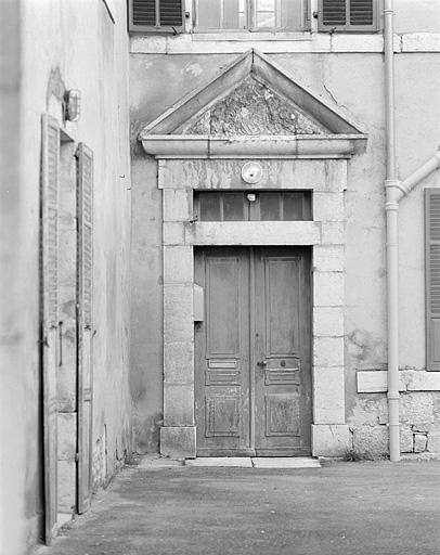 La porte d'entrée de l'ancien presbytère. © Jérôme Mongreville / Région Bourgogne-Franche-Comté, Inventaire du patrimoine - 1996