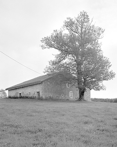 Face sud-ouest et façade postérieure. © Jérôme Mongreville / Région Bourgogne-Franche-Comté, Inventaire du patrimoine - 1996