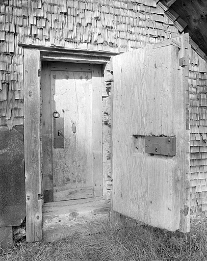 Double porte d'accès du grenier fort. © Jérôme Mongreville / Région Bourgogne-Franche-Comté, Inventaire du patrimoine - 1996