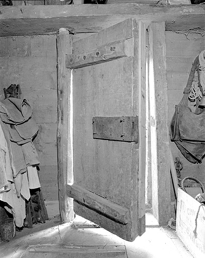 Porte intérieure du grenier fort. © Jérôme Mongreville / Région Bourgogne-Franche-Comté, Inventaire du patrimoine - 1996