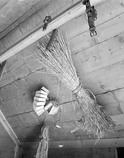 Boîtes à chevrets (copette) et lampe à huile de lapidaire (croésu). © Jérôme Mongreville / Région Bourgogne-Franche-Comté, Inventaire du patrimoine - 1996