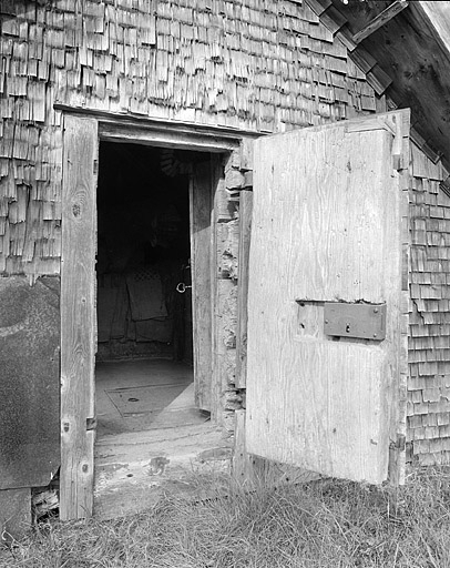 Les deux portes du grenier fort ouvertes. © Jérôme Mongreville / Région Bourgogne-Franche-Comté, Inventaire du patrimoine - 1996