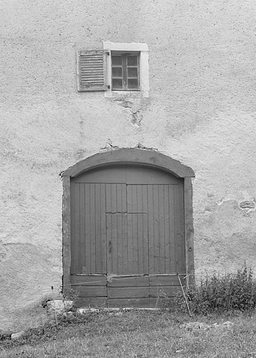 Accès à la grange haute. © Jérôme Mongreville / Région Bourgogne-Franche-Comté, Inventaire du patrimoine - 1996