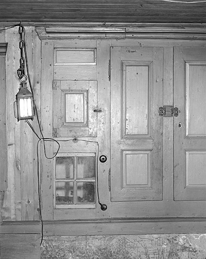 Guichet permettant de surveiller l'étable. © Jérôme Mongreville / Région Bourgogne-Franche-Comté, Inventaire du patrimoine - 1996