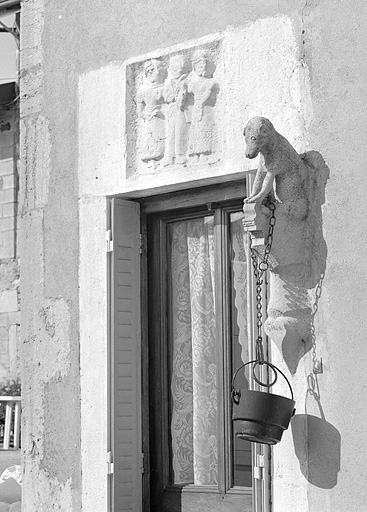 Sculptures sur une maison. © Jérôme Mongreville / Région Bourgogne-Franche-Comté, Inventaire du patrimoine - 1996