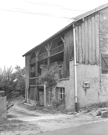 Ferme avec balcon en galerie sur deux niveaux. © Jérôme Mongreville / Région Bourgogne-Franche-Comté, Inventaire du patrimoine - 1996