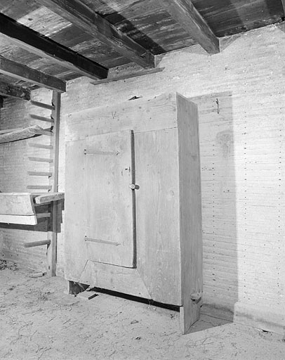 Placard fermé. © Jérôme Mongreville / Région Bourgogne-Franche-Comté, Inventaire du patrimoine - 1996