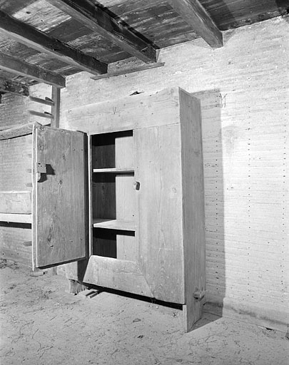 Placard ouvert. © Jérôme Mongreville / Région Bourgogne-Franche-Comté, Inventaire du patrimoine - 1996