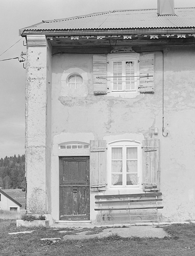 Façade antérieure, accès au logis. © Jérôme Mongreville / Région Bourgogne-Franche-Comté, Inventaire du patrimoine - 1996