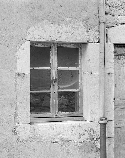 Date portée sur une des fenêtres de la façade antérieure. © Jérôme Mongreville / Région Bourgogne-Franche-Comté, Inventaire du patrimoine - 1996