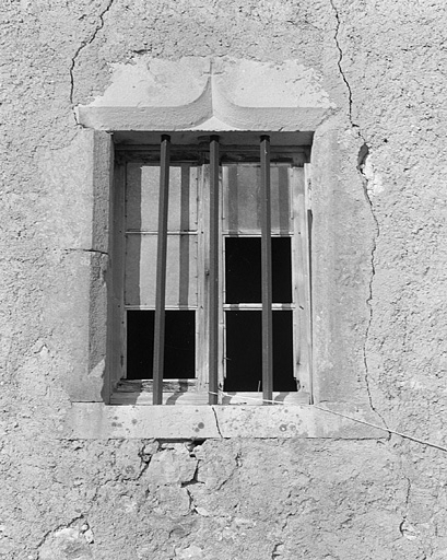 Une fenêtre au linteau en accolade. © Jérôme Mongreville / Région Bourgogne-Franche-Comté, Inventaire du patrimoine - 1996