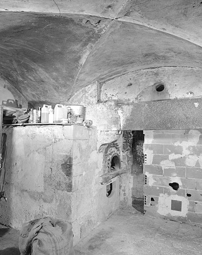 Ancienne cuisine voûtée avec cheminée et four au rez-de-chaussée. © Jérôme Mongreville / Région Bourgogne-Franche-Comté, Inventaire du patrimoine - 1996