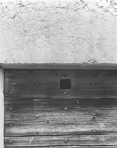 Date 1670 portée par le linteau de l'entrée sur la façade antérieure. © Jérôme Mongreville / Région Bourgogne-Franche-Comté, Inventaire du patrimoine - 1996