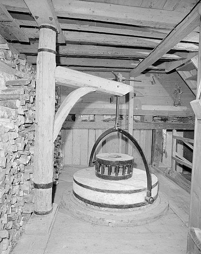 Meule gisante en place, potence pour habiller la meule. © Yves Sancey / Région Bourgogne-Franche-Comté, Inventaire du patrimoine - 1996
