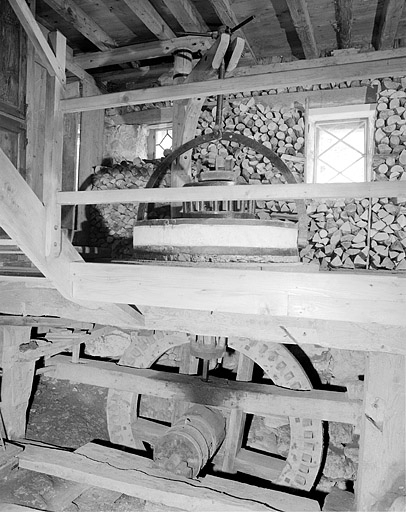 Ensemble meule et rouet. © Yves Sancey / Région Bourgogne-Franche-Comté, Inventaire du patrimoine - 1996