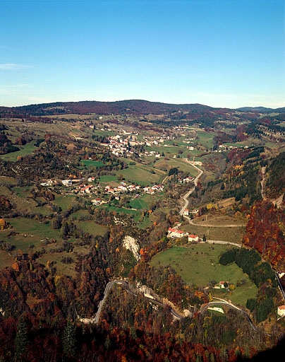 Le village de Septmoncel et le hameau de Montépile depuis le belvédère de la Cernaise. © Jérôme Mongreville / Région Bourgogne-Franche-Comté, Inventaire du patrimoine - 1996
